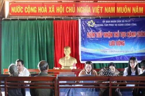 Khi cán bộ xã về tận làng bản tiếp nhận thủ tục hành chính lưu động