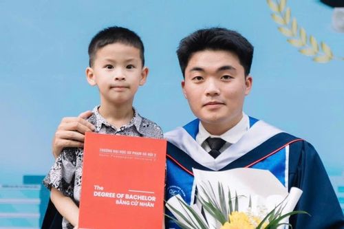 Thủ khoa vừa học, vừa một mình làm 'ông bố sinh viên'