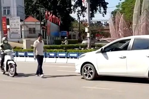 Xử phạt nam tài xế ô tô đi ngược chiều, cãi vã với phụ nữ đi xe máy ở Bắc Ninh