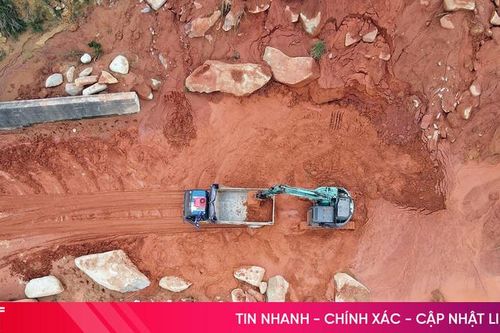 Khẩn trương xử lý sạt lở lớn trên tuyến đường ven biển Hà Tĩnh