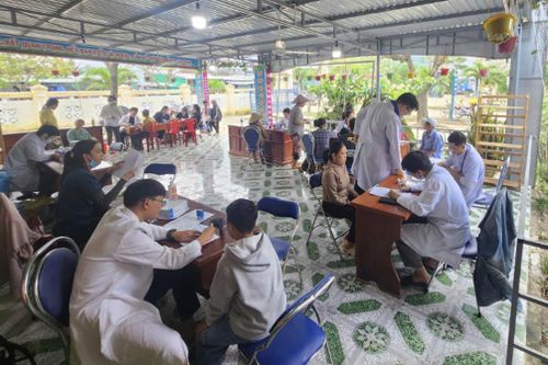 Hình ảnh đẹp của các y, bác sĩ TP Hồ Chí Minh sẻ chia yêu thương với người dân vùng lũ