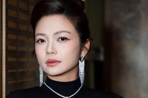 NSƯT Kiều Anh gây chú ý với vẻ đẹp mặn mà, cuốn hút ở tuổi U50