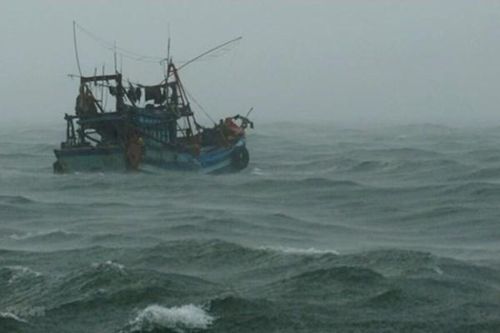 Bão số 15 di chuyển chậm hướng về giữa Biển Đông