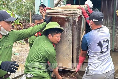 Nước lũ rút, tình người dâng đầy sau cơn 'đại hồng thủy'