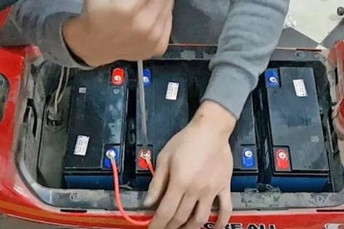 Mùa đông, nên bảo quản ắc quy xe máy điện thế nào?