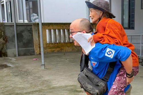 Y, bác sĩ về khám bệnh ở vũng lũ, mua gạo tặng và mời bà con ăn cơm