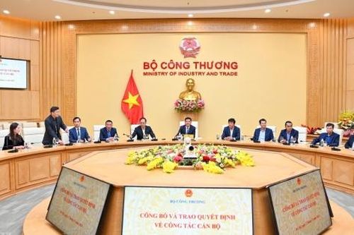 Chùm ảnh: Bộ trưởng Nguyễn Hồng Diên trao quyết định về công tác cán bộ