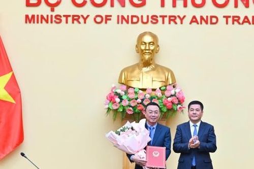 Bộ trưởng Nguyễn Hồng Diên trao quyết định công tác cán bộ ba đơn vị