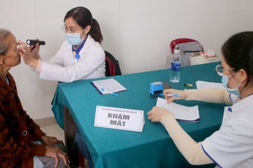 Khám bệnh miễn phí cho người dân vùng lũ