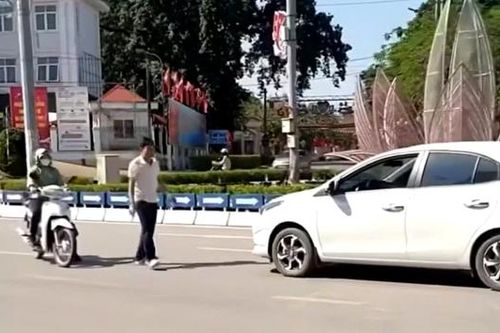 Lái xe ô tô đi ngược chiều tại xã Hiệp Hòa bị xử phạt 19 triệu đồng