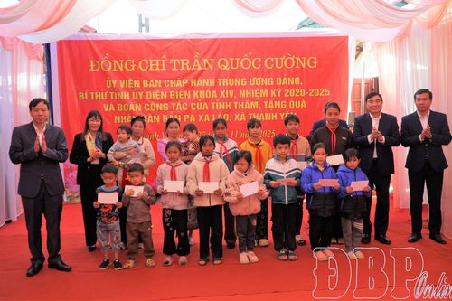 Đồng chí Trần Quốc Cường thăm, tặng quà hộ nghèo xã Thanh Yên