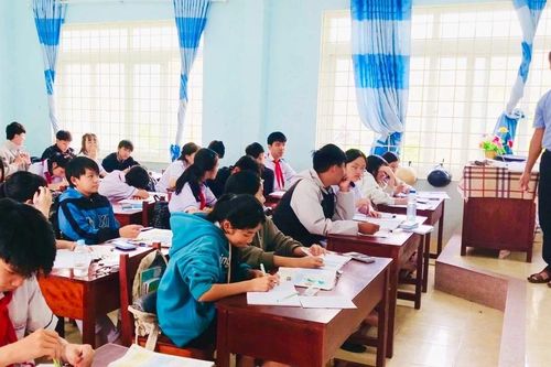 Đảm bảo sách vở cho học trò vùng lũ Gia Lai