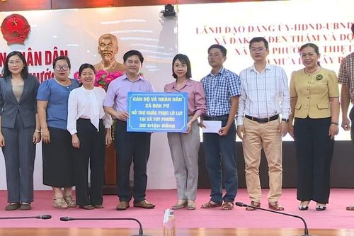 Xã Ia Hrung, Đak Pơ trao quà hỗ trợ người dân khắc phục thiệt hại do bão lũ