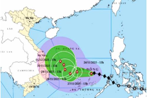 Bão giật cấp 15, di chuyển chậm trên Biển Đông