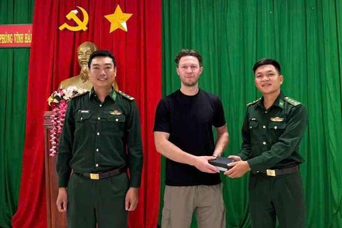 Thượng úy Biên phòng trao lại tài sản bị đánh rơi cho du khách người Anh
