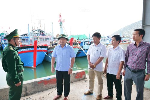 Phó Bí thư Tỉnh ủy Lâm Đông yêu cầu tuyệt đối không để người dân ở lại trên tàu, lồng bè