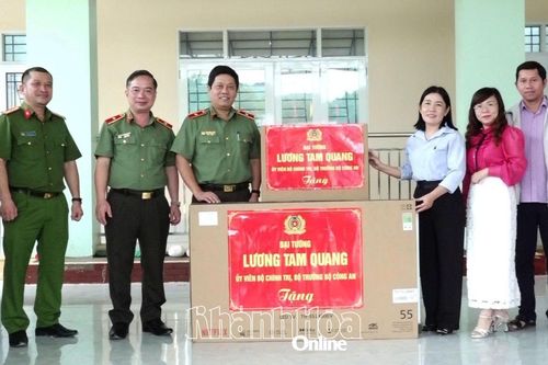 Đoàn công tác Bộ Công an thăm, tặng quà cơ sở giáo dục và người dân xã Nam Khánh Vĩnh