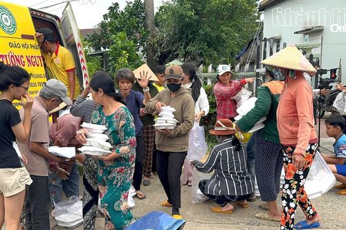 TP. Hồ Chí Minh cung cấp 87.630 suất cơm cho người dân bị thiệt hại do mưa lũ