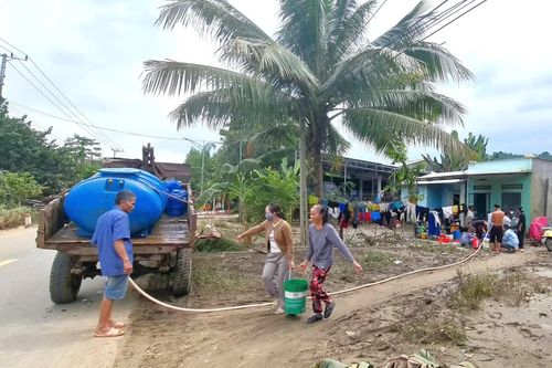 Người dân khu vực Khánh Vĩnh thiếu nước sinh hoạt sau lũ