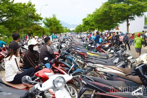 Nỗ lực 'cứu sống' hàng nghìn xe máy ngập nước
