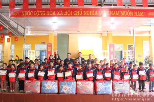 Các doanh nghiệp trao tặng quà cho học sinh tại xã Văn Lãng