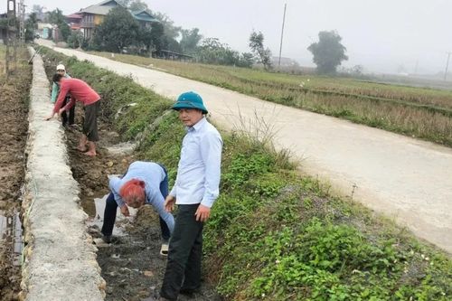 Ao Sen chung sức mở đường giao thông nông thôn