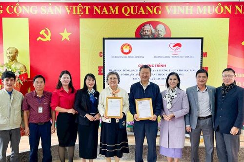 Trao hơn 140 bộ sách giáo khoa, học bổng và quà cho học sinh xã Lạc Dương
