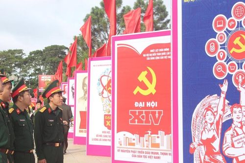 Khai mạc triển lãm tranh cổ động tuyên truyền Đại hội Đảng tại Lâm Đồng