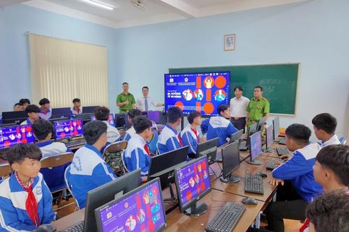 Công an Lâm Đồng quyết liệt triển khai Chiến dịch 'Không một mình – Cùng nhau an toàn trực tuyến'
