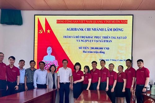 Các ngân hàng tại Lâm Đồng hỗ trợ người dân xã D'ran khắc phục thiệt hại sau lũ