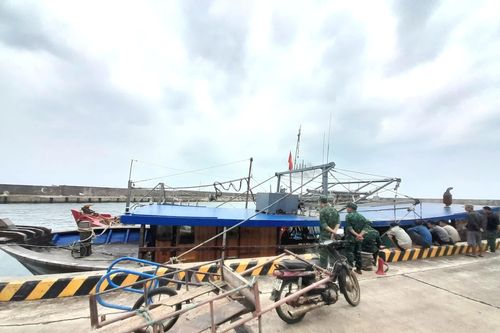 Phát hiện một tàu không người lái trôi dạt trên biển