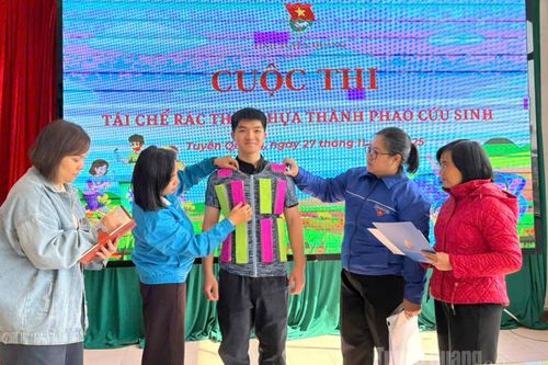 Đánh giá sản phẩm tham gia Cuộc thi 'Tái chế rác thải nhựa thành phao cứu sinh'