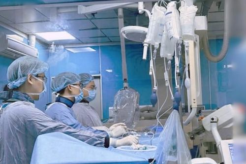 Cứu sống nam sinh sau can thiệp hút huyết khối tĩnh mạch não hiếm gặp