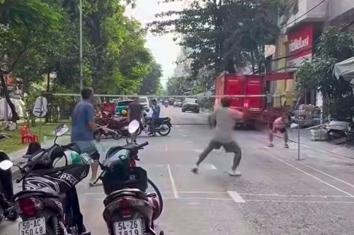 Xử lý nhóm người giăng lưới đánh cầu lông giữa đường phố TP.HCM