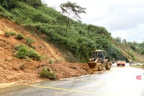 Huế: Nỗ lực khắc phục sạt lở, đảm bảo giao thông sau lũ