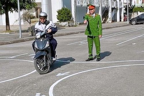 Công an xã, phường ở Hà Nội bắt đầu đào tạo lý thuyết và dạy lái xe cho học sinh