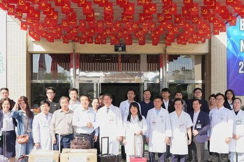 Bệnh viện Bạch Mai cử đoàn bác sĩ và chuyên gia đầu ngành vào hỗ trợ Đắk Lắk sau mưa lũ
