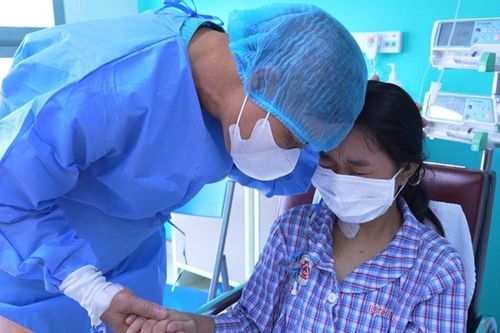 Kỳ tích tại Bệnh viện TWQĐ 108: Bố hiến gan cứu con dù khác nhóm máu