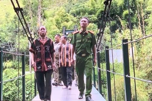 'Dòng họ Bhríu tự quản về ANTT' tiêu biểu ở xã Sông Kôn