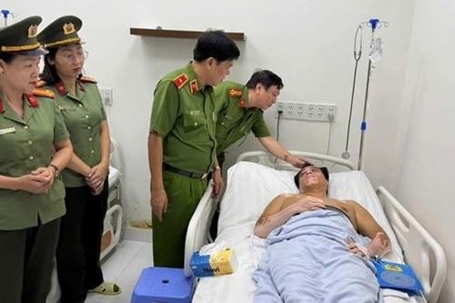 Thăm hỏi cán bộ bị thương khi tham gia nhiệm vụ hỗ trợ người dân vùng lũ