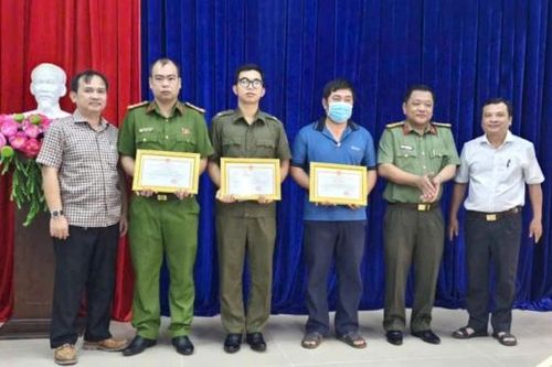 Khen thưởng, thăm hỏi cán bộ Công an và người dân dũng cảm đấu tranh với tội phạm