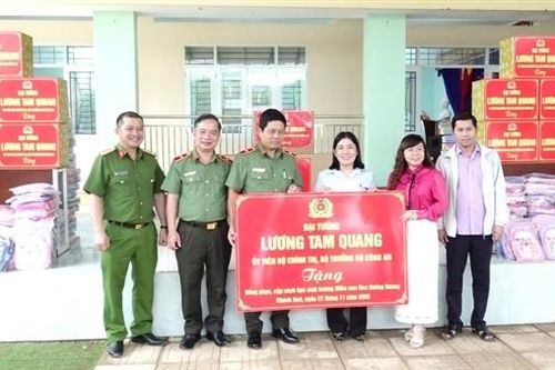 Trao quà của Bộ trưởng Lương Tam Quang tặng trường mầm non bị ảnh hưởng mưa lũ ở Khánh Hòa