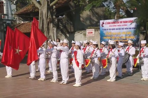 Tự hào khăn quàng đỏ dưới mái đền Phù Đổng