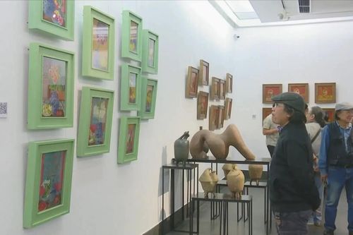 Câu chuyện thú vị từ những bức tranh kích thước nhỏ