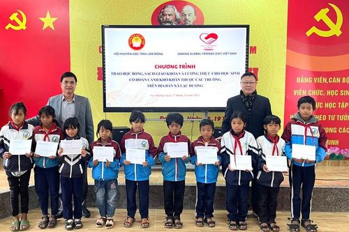 Hội Khuyến học Lâm Đồng trao học bổng, sách giáo khoa cho học sinh xã Lạc Dương