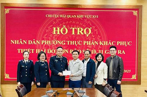 Chi cục Hải quan khu vực XVI trao kinh phí hỗ trợ phường Thục Phán khắc phục hậu quả mưa bão