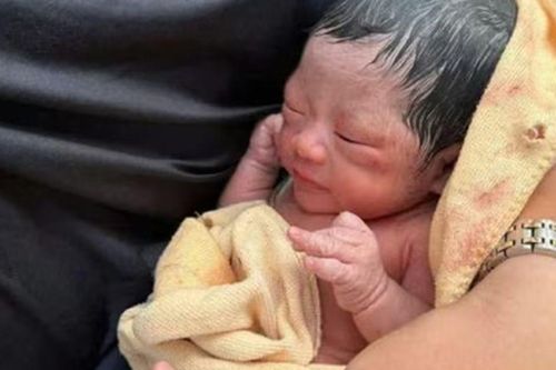 Tiếng khóc liên hồi ở trong bãi cỏ hé lộ chuyện đau xé lòng
