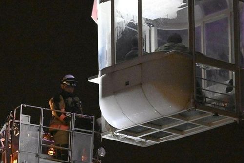 Mắc kẹt giữa trời giông suốt 9 giờ, 20 hành khách trên vòng đu quay Osaka trải qua 1 đêm đáng quên