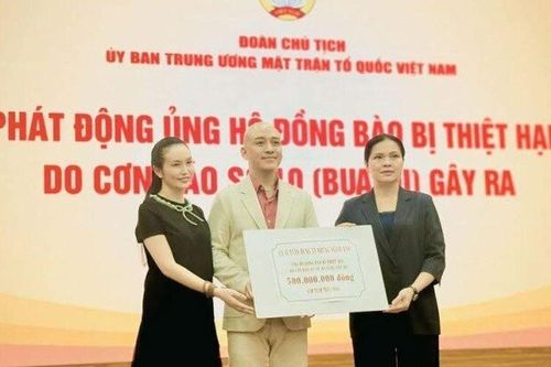 Tuấn Hưng cứu trợ miền Trung sau 2 tuần đội tang mẹ ruột, gương mặt buồn tiều tụy gây xót xa