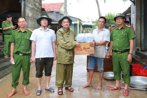 Trường Đại học ANND thăm gia đình CBCS Công an Đắk Lắk bị thiệt hại nặng do thiên tai